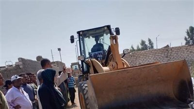 إزالة فورية بحوض السكة الحديد الغربى بالسلامية فى نجع حمادي