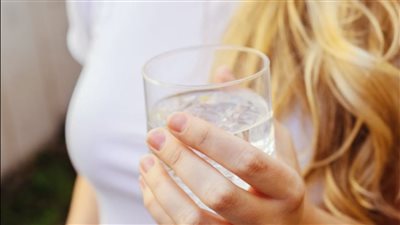 شرب الماء على الريق يقلل من خطر الإصابة بجلطات الدم