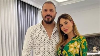 داليدا عياش تتألق بفستان الريش في أحضان زوجها (صور)