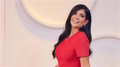 مني زكي مفعمة بالأناقة والذهبي يعكس جمالها