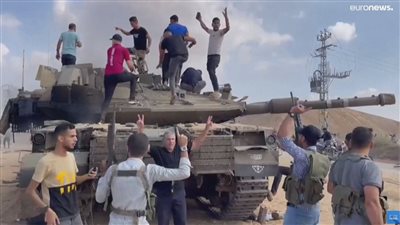 شاهد.. فلسطينيون يحتفلون بالاستيلاء على دبابة إسرائيلية