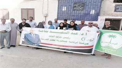 جموع الوفديين والمواطنين يحررون التوكيلات لتأييد عبدالسند يمامة