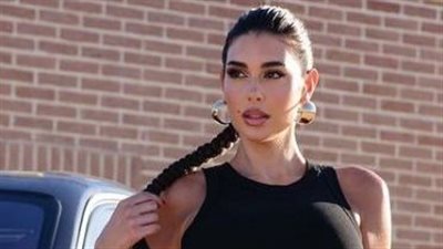 ياسمين صبري مفعمة بالأناقة.. والزهور تزين إطلالتها 