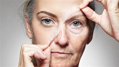 الأطعمة المقلية والحلوة تؤثر على الظهور المبكر للتجاعيد