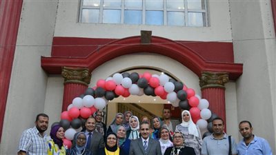 محافظ الغربية يهدي درع المحافظة لوزير الصحة 