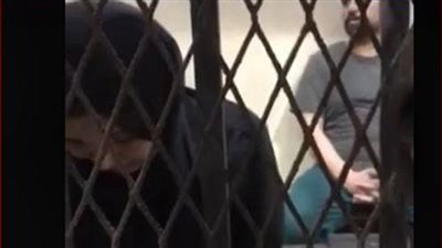 المُتهمة بإنهاء حياة طبيب الساحل تبكي داخل القفص