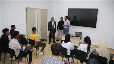 رئيس جامعة طيبة التكنولوجية يتابع انتظام الدراسة ويلتقي الطلاب الجدد