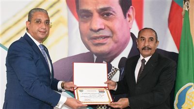 محافظ الفيوم يُكرّم سكرتير عام المحافظة لبلوغه السن القانوني للمعاش