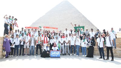 شباب الوفود العربية يزورون الاهرامات.. وأعلام الدول ترسم الملحمة العربية