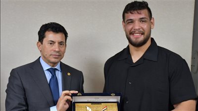 وزير الشباب والرياضة يُكرم البطل المصري عبد اللطيف منيع لاعب المصارعة