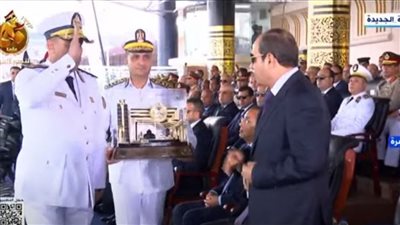 مدير أكاديمية الشرطة يقدم هدية تذكارية إلى الرئيس السيسي 