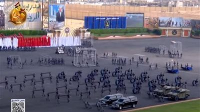 طلاب كلية الشرطة يؤدون عروض الكفاءة القتالية بمهارة بدنية عالية