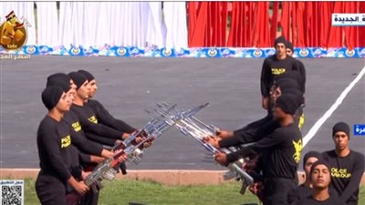 طلاب كلية الشرطة يقدمون سقطات هوائية شديدة الخطورة