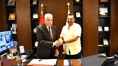 محافظ جنوب سيناء يهنئ  نقيب أطباء الأسنان لحصول عيادته على الاعتماد 