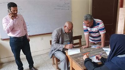 مدير تعليم نجع حمادي يتابع سير العملية التعليمية