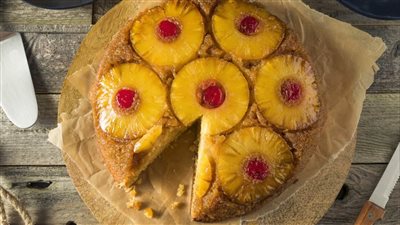 غنية بفيتامين سي ومفيدة لأطفالك.. طريقة عمل كيكة الأناناس الصحية