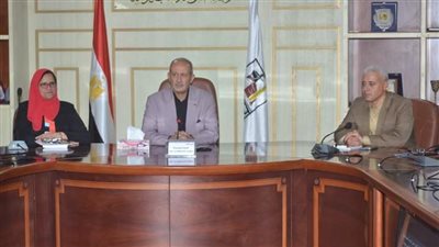 سكرتير بني سويف يناقش النهوض بالقرى المستهدفة خلال الاجتماع بأعضاء لجنة التنمية المستدامة 