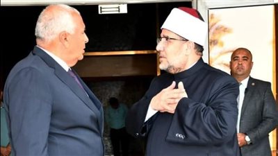 محافظ الوادي الجديد ووزير الأوقاف يكرمان حفظة القرآن الكريم  بالداخلة