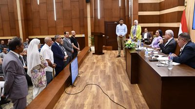 محافظ جنوب سيناء يناقش نسب تنفيذ المشروعات الجارية