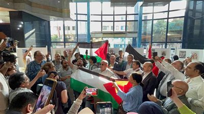 تضامنًا مع الشعب الفلسطيني.. الصحفييون يحرقون العلم  الإسرائيلي بمقر النقابة