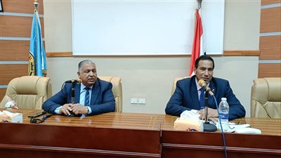 نائب رئيس جامعة الأزهر يجتمع بعمداء الكليات