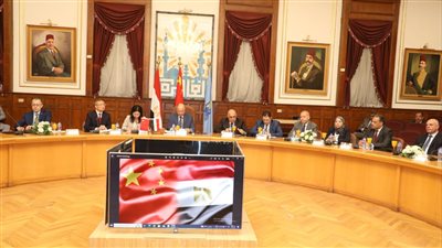 محافظ القاهرة يستقبل وفد مقاطعة شينجيانج الصينية 