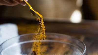 الاستخدام الخاطئ للكركم يضر الكبد.. طبيب يوضح 