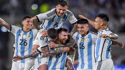 ميسي يقود تشكيل الأرجنتين لمواجهة اوروجواي في تصفيات كأس العالم
