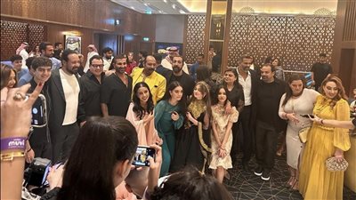 محمد ثروت يصدم الحضور ببدلة صفراء وظهور مميز لماجدة زكي بعد غياب 22 عاما