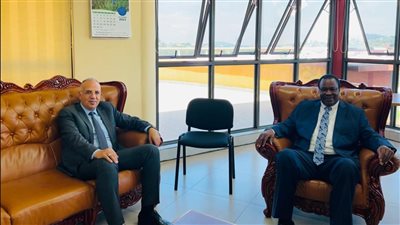 وزير الري يبحث مع نظيره الأوغندى تعزيز العلاقات المشتركة بين البلدين