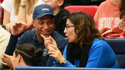 بقرار من الفيفا.. مبابي مجبر للتخلي عن والدته