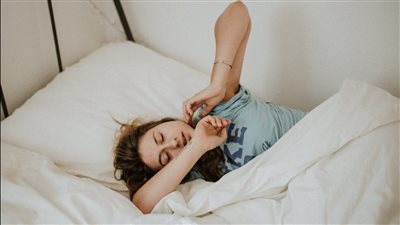 أطعمة يجب تناولها قبل النوم.. منتجات الألبان والمكسرات أبرزها 