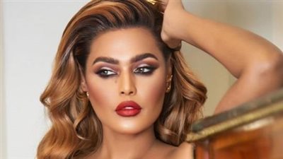 وعد تتألق بالأحمر والزمرد يعكس فخامة ذوقها