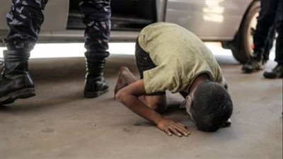 طفل يسجد أمام المستشفى بعد وصوله سالمًا من القصف (فيديو) 
