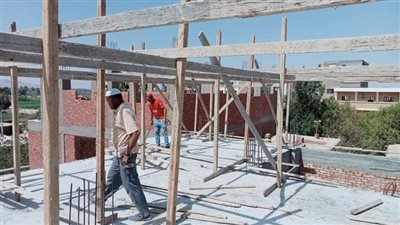 إيقاف أعمال بناء بدون ترخيص بقرية الأشراف بقنا
