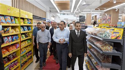 رئيس الوزراء يتفقد مجمع الأسواق ويفتتح مهرجان تخفيض الأسعار ببورسعيد