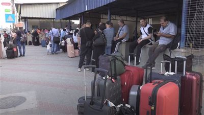 حملة الجوازات الأجنبية في غزة يحتشدون بكثافة عند معبر رفح.. شاهد