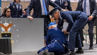 وقع على وشه.. موقف محرج لبايدن أمام الكاميرات (شاهد)