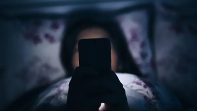للنساء.. استخدام الهاتف المحمول أثناء الليل يسرع تكوين سرطان الثدي