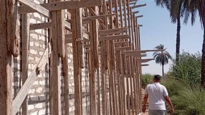 إزالة حالة تعد بالنباء دون ترخيص في نجع حمادي