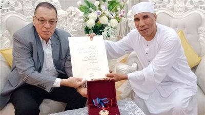 محافظ الشرقية يُهنئ الشيخ الطاروطي لحصوله على وسام العلوم من الطبقة الأولى 