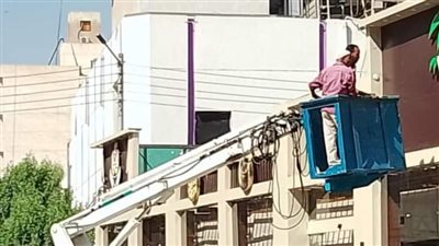 حملة لإزالة الإعلانات غير المرخصة بشوارع مدينة قنا 