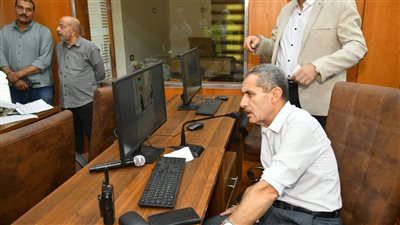 محافظ الغربية يتفقد مركز السيطرة الموحد للشبكة الوطنية للطوارئ 