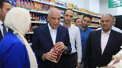 محافظ الجيزة يتفقد عددًا من المنافذ والسلاسل التجارية بالعمرانية لمتابعة تخفيض أسعار السلع