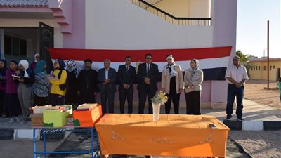 وكيل تعليم جنوب سيناء يشهد طابور الصباح بمدرسة الأمل الرسمية لغات ويكرم المتفوقين
