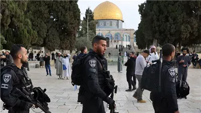 مُستوطنون يقتحمون الأقصى بحماية شرطة الاحتلال الإسرائيلي