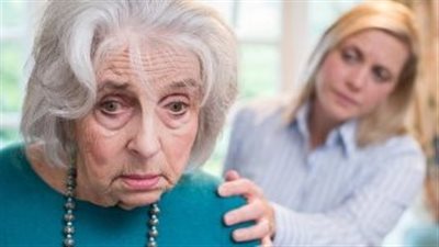 العلامات الأولى للخرف تبدأ عند الكلام.. طبية توضح 