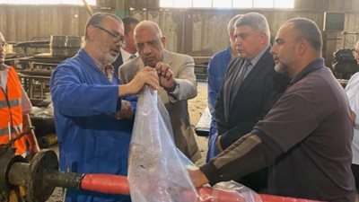 وزير قطاع الأعمال يفاجئ العاملين بالشركات بزيارات ميدانية 