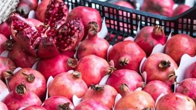 الذهب الأحمر في أسيوط جاهز للتصدير .. كيلو الرمان بـ 9 جنيهات 