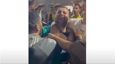 مشهد يقطع القلب.. انهيار طبيب في غزة بعدما وجد عائلته ضمن الضحايا (شاهد)